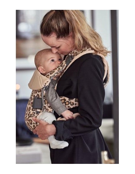 MOCHILAS PORTABEBES - Babybjorn Mochila ONE leopard beige