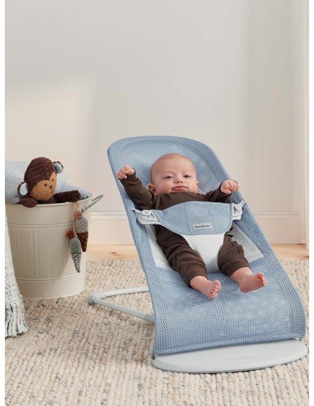 Hamaca Soft Mesh BabyBjörn azul cielo.