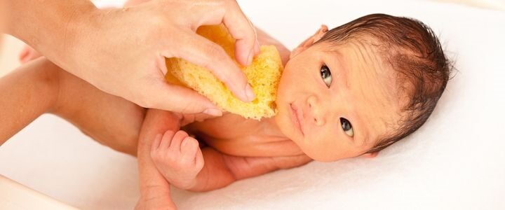 Cómo dar el baño a tu bebé de manera segura
