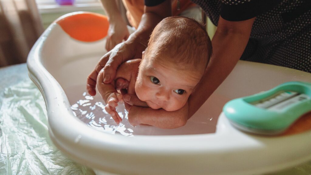 La forma correcta de sostener a tu bebe en su baño