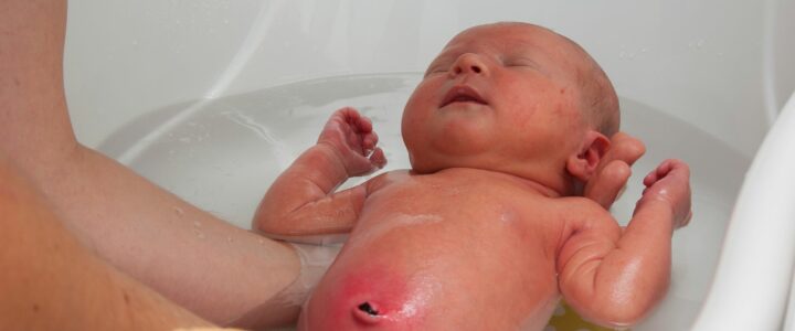 Cómo y cuándo bañar a un recién nacido