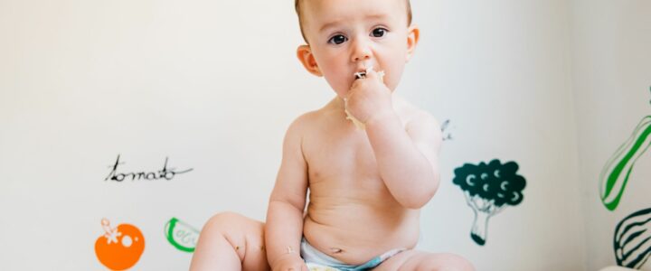 ¿Cómo enseñar a comer solito a un bebé?