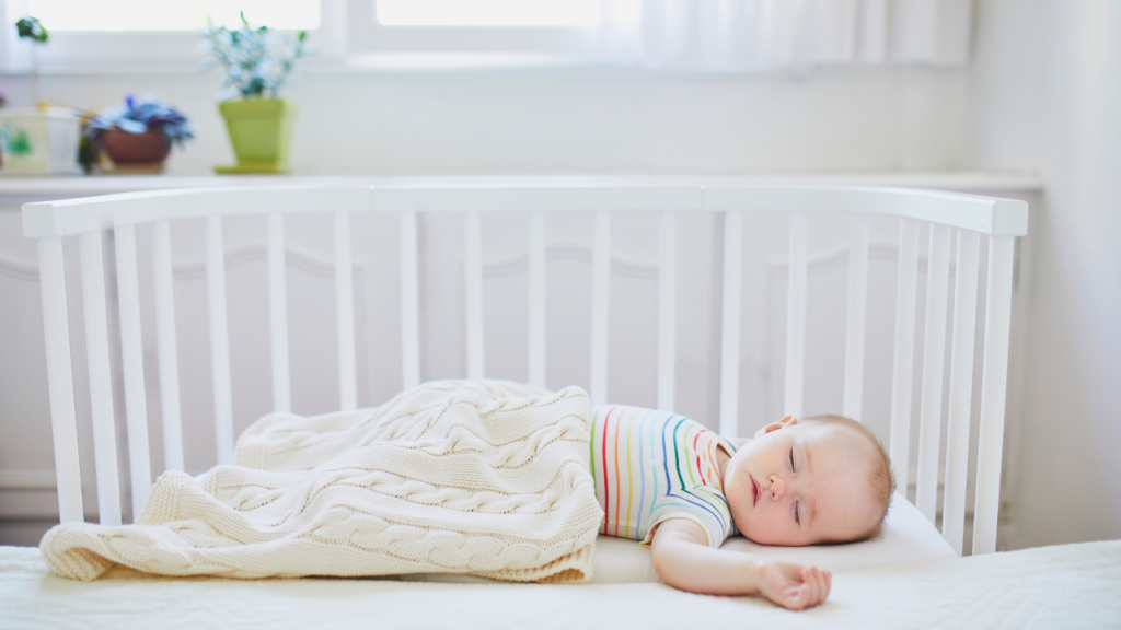 Las cunas colecho son un tipo de cama para niños pequeños que se enganchan al lateral de la cama principal, donde duerme la madre,